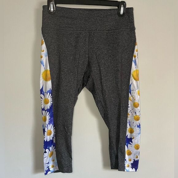 LuLaRoe Pants - Lularoe Jade Workout Capris Daisy Patterned